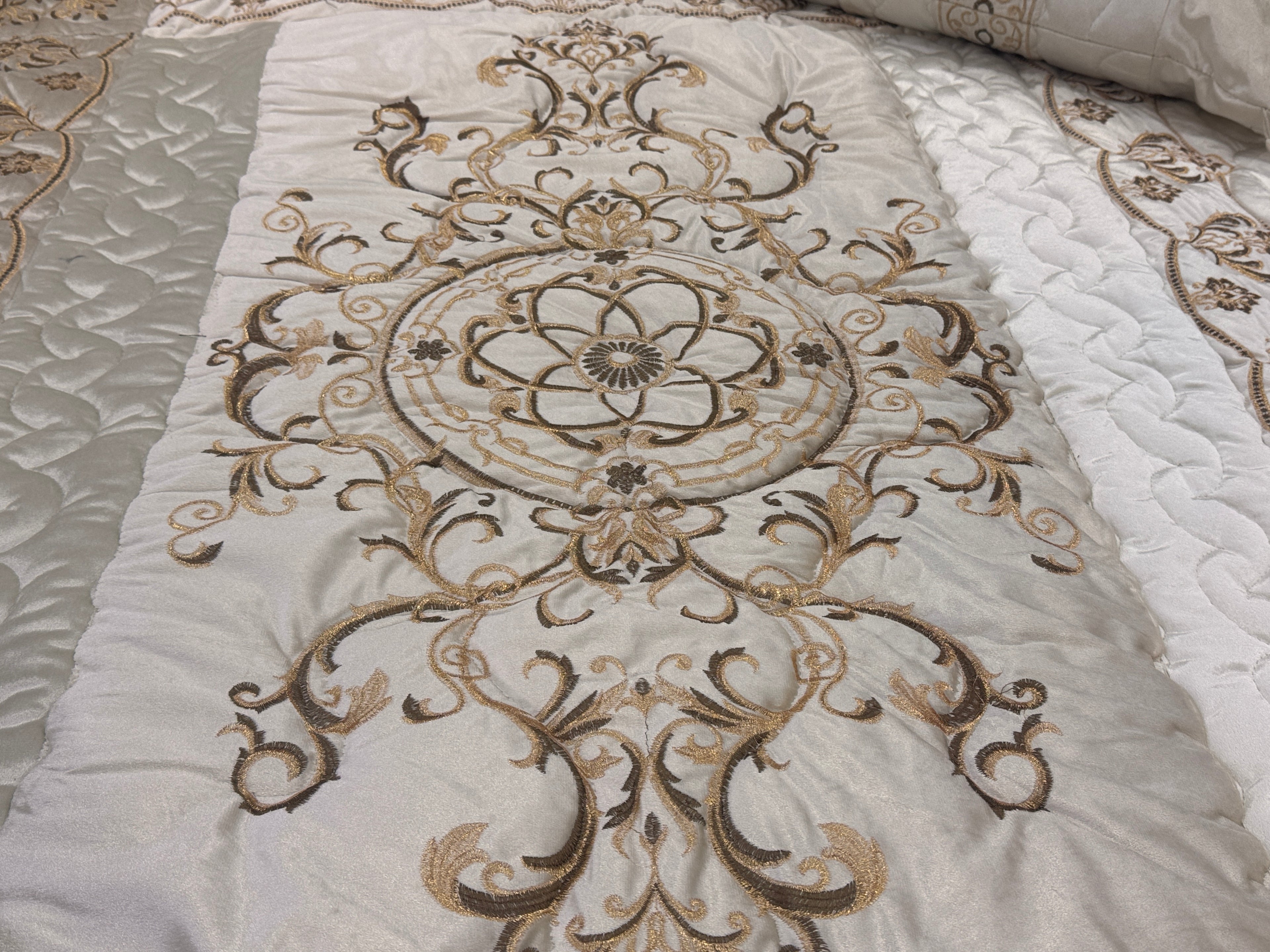 Luxury Bridal 9-Piece Embroidered Bedsheet & Razai Set – Imported Leather Cloth