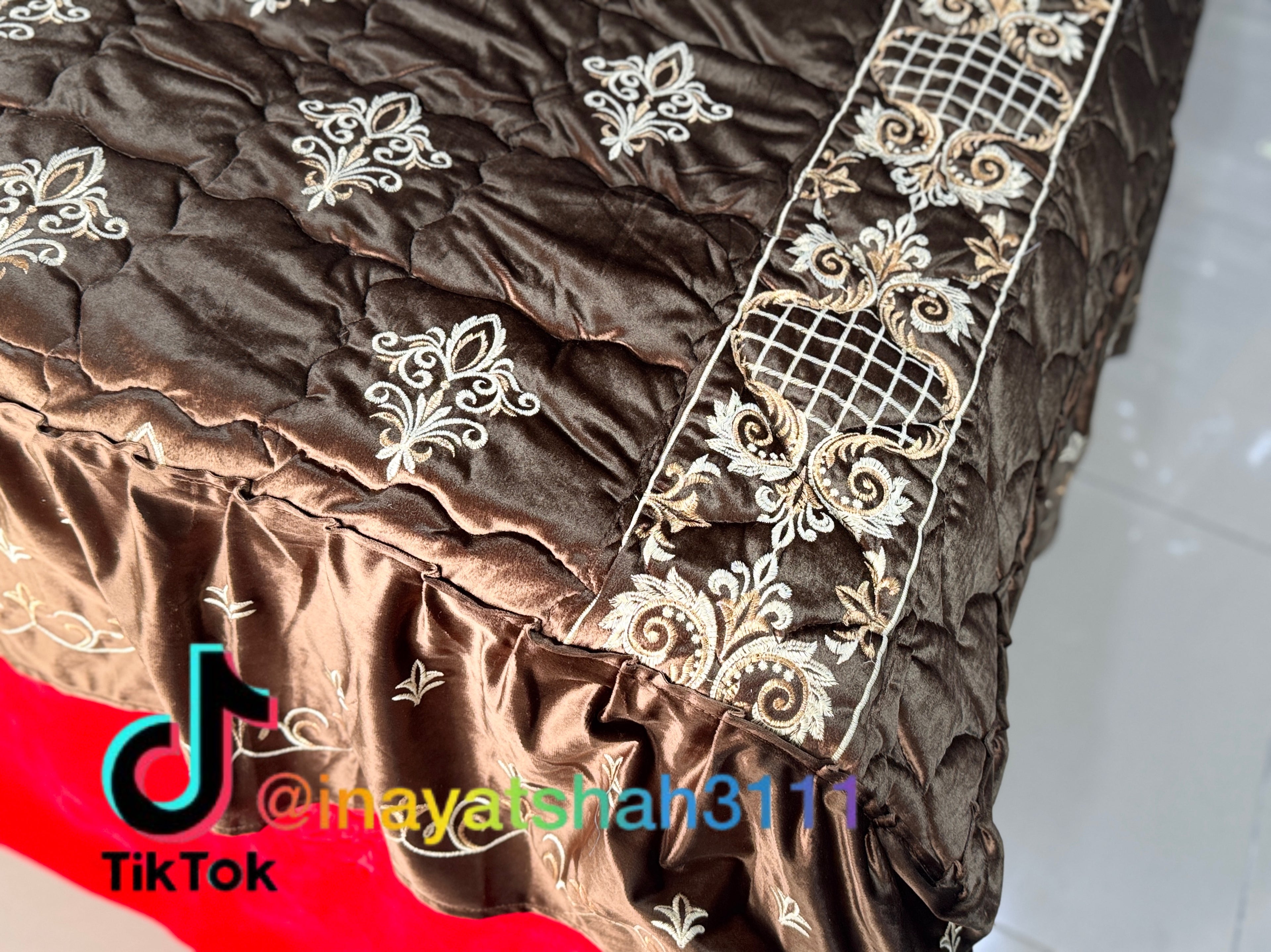Luxury 9-Piece Embroidered Razai Set – Premium Leather Cloth